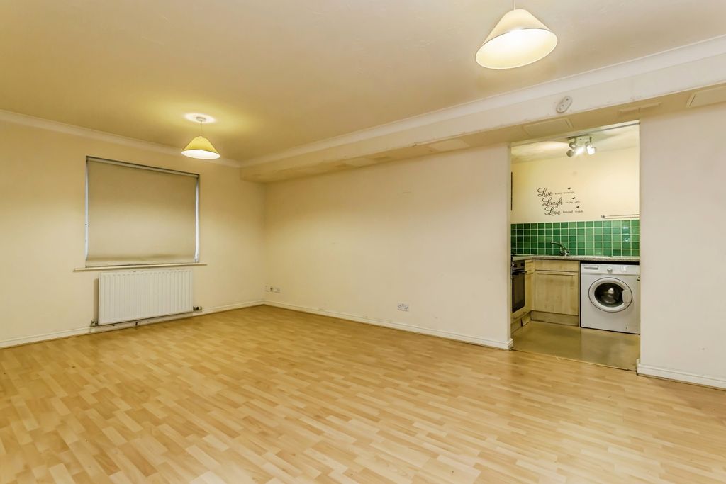 Property photo 2 of 19 Lounge