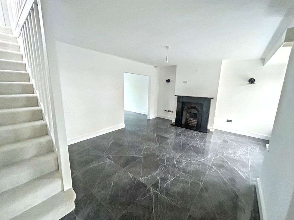 Property photo 2 of 25