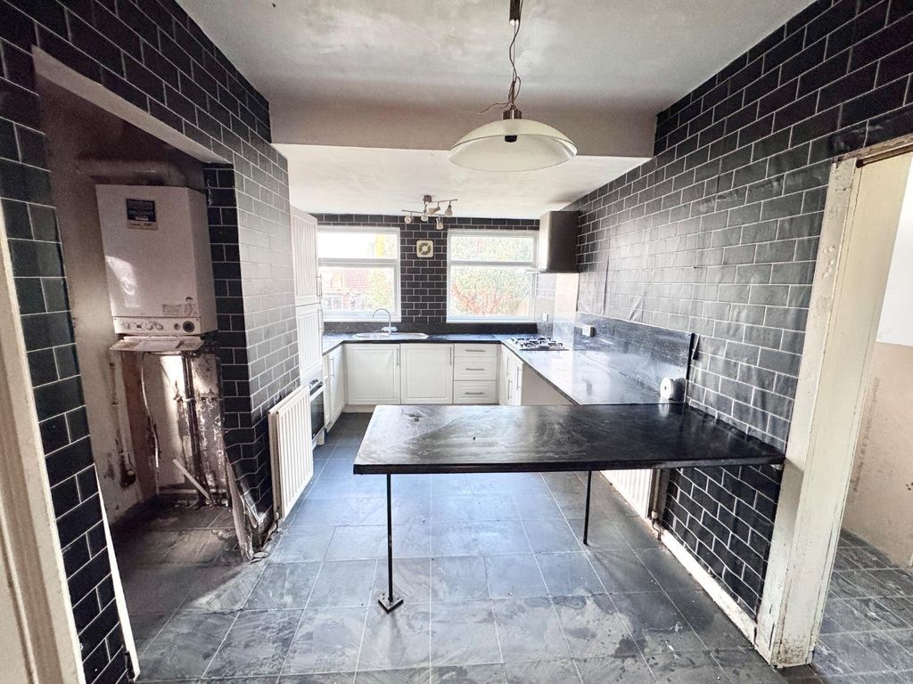 Property photo 3 of 9 Kitchen