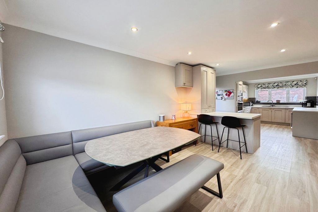 Property photo 3 of 22 Dining Space