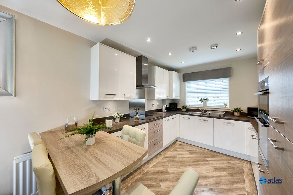 Property photo 2 of 15 Kitchen/Dining Area