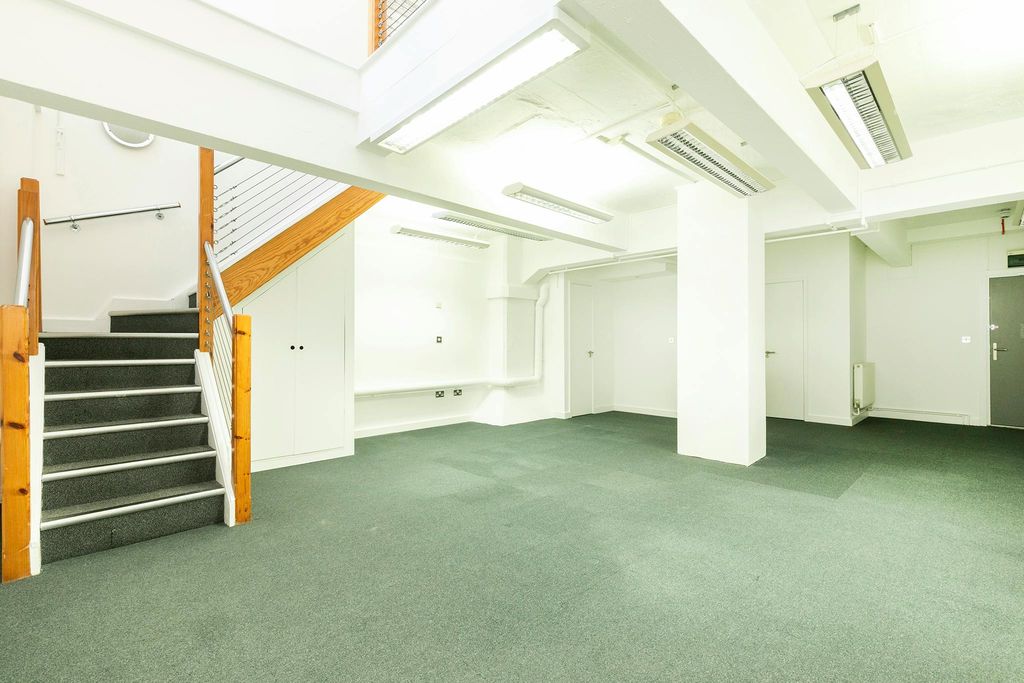 Property photo 3 of 7 222 Kingsland Road 12.Jpg