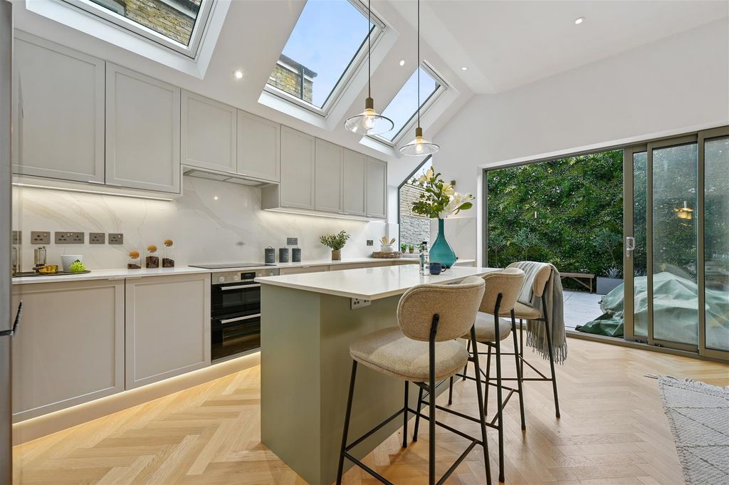 Property photo 3 of 17 Batoum Gardens