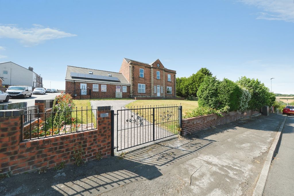 Property photo 2 of 28