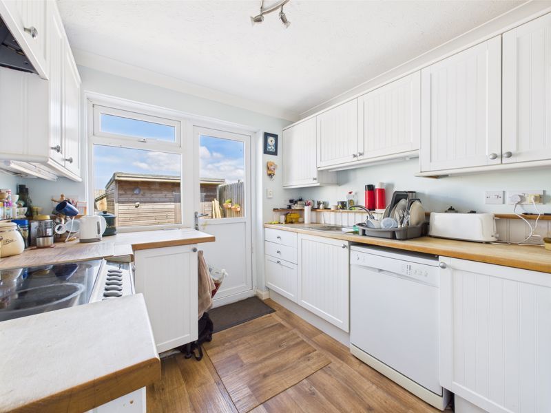 Property photo 3 of 7 Kitchen