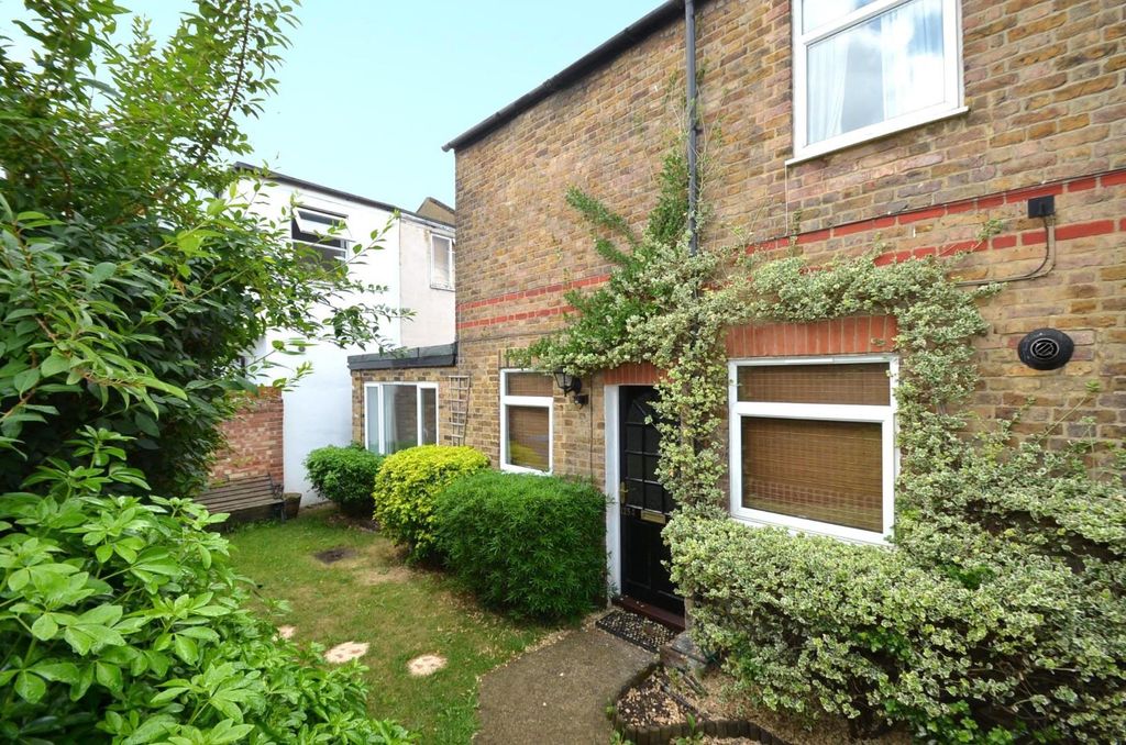 Property photo 1 of 7 125Aoxfordrd-Fr2B.Jpg