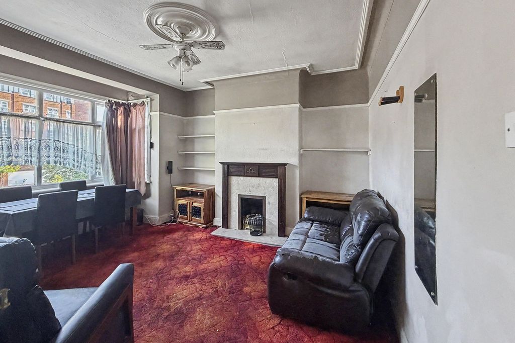 Property photo 2 of 12 6A St Edwards Way, Romford, Rm1 4Dd