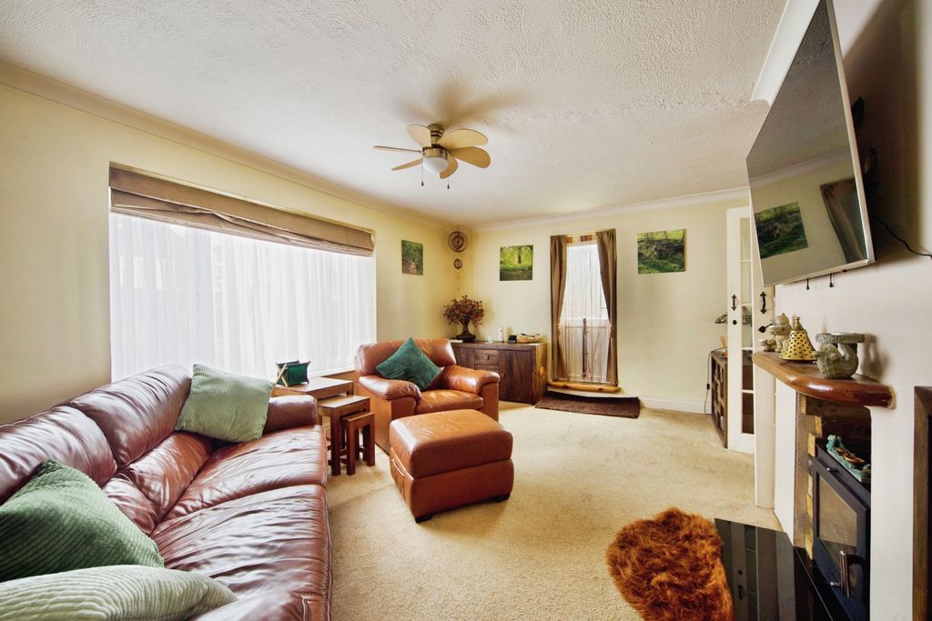 Property photo 3 of 19 Living Room