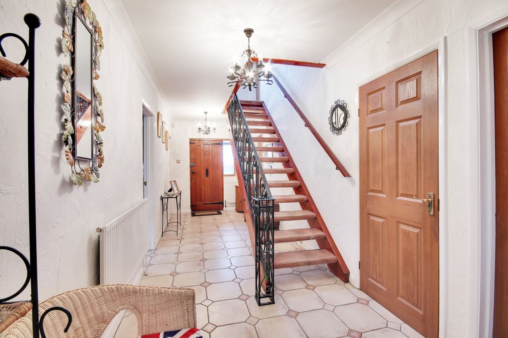 Property photo 2 of 21 Hallway