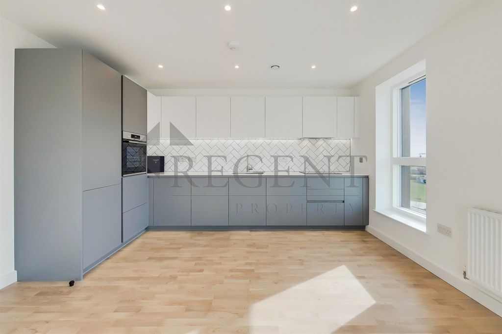 Property photo 3 of 12 Kitchen