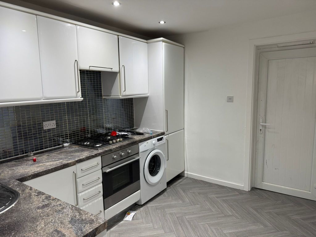 Property photo 3 of 9 Kitchen