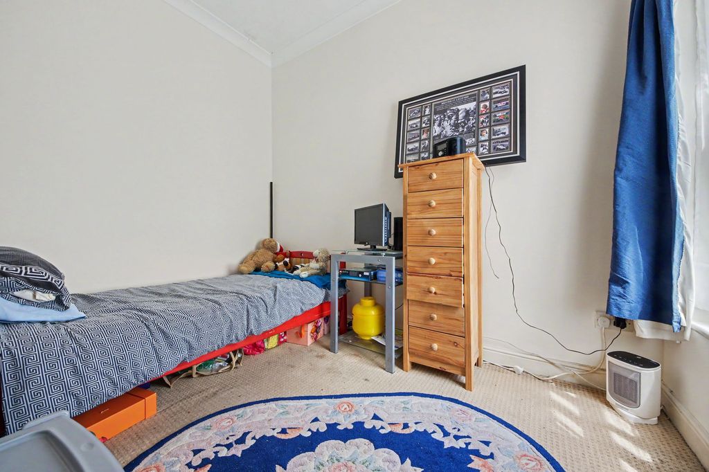 Additional image 10 of 2 bed flat for saleMidanbury Lane, Bitterne Park SO18