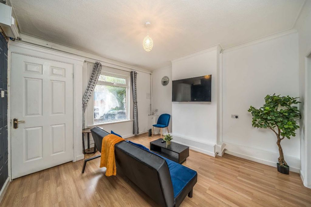 Property photo 2 of 8