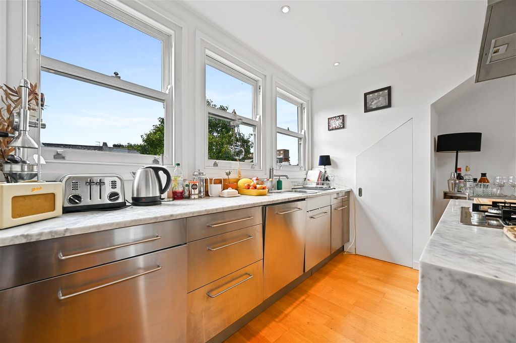 Property photo 3 of 10 Kitchen