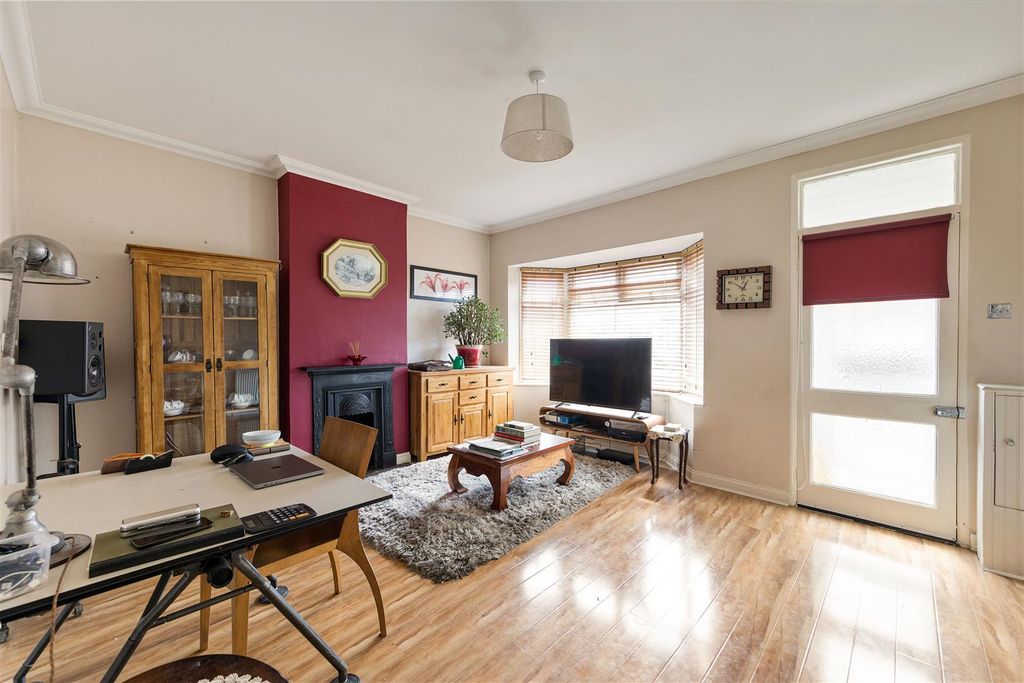 Property photo 2 of 19 Westward Road, E4