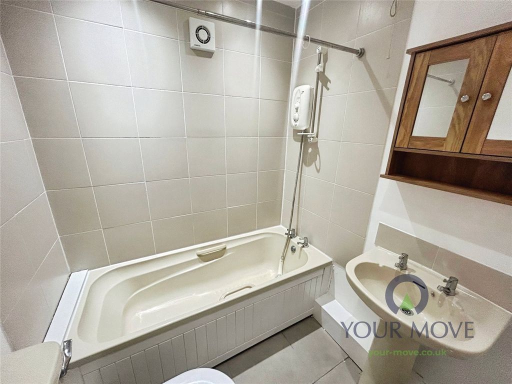 Property photo 2 of 10 Bathroom