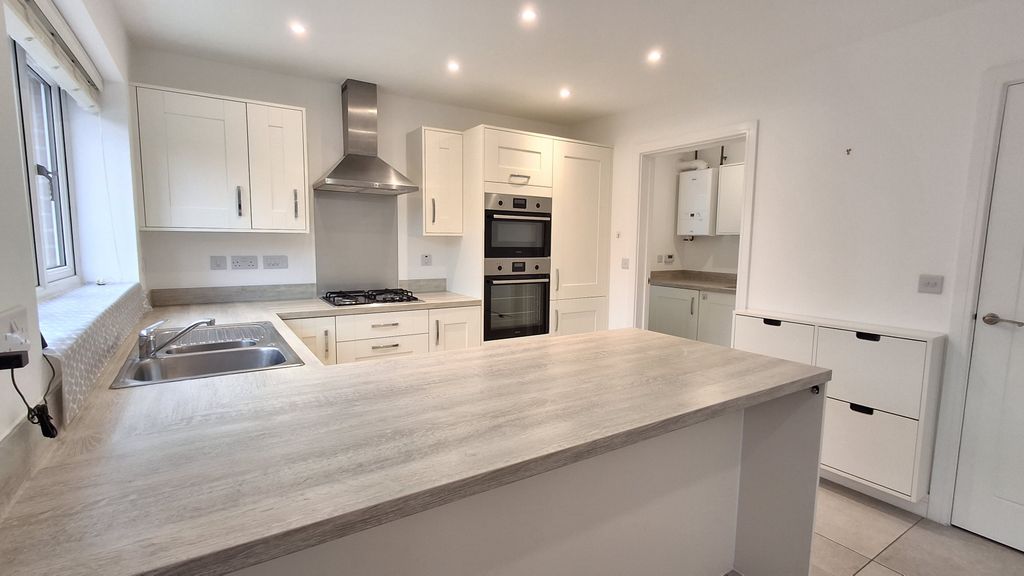 Property photo 3 of 18 Kitchen