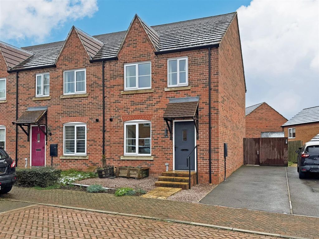 Property photo 1 of 10 Groves Crescent, Stamford