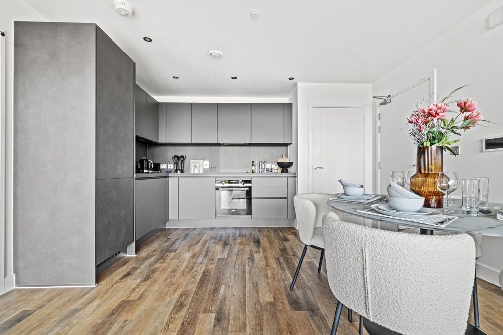 Property photo 2 of 18 Host Friends For Dinner Or Curl Up With A Good Book - Typical Taylor Wimpey Apartment