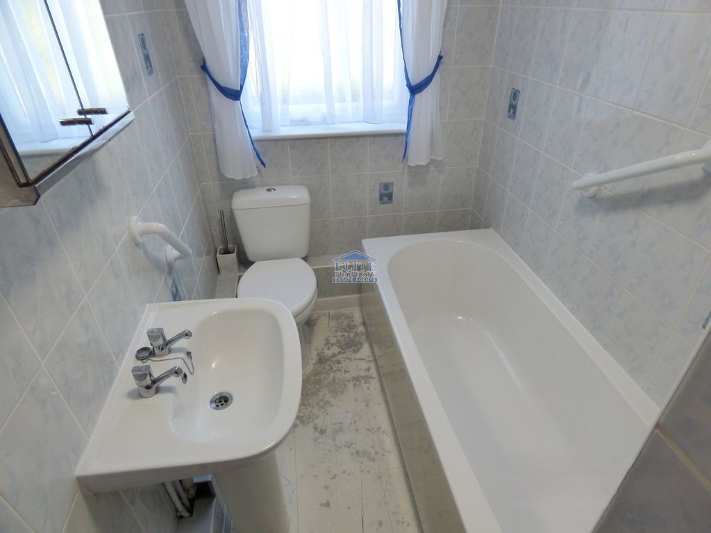 Property photo 3 of 10 Bathroom