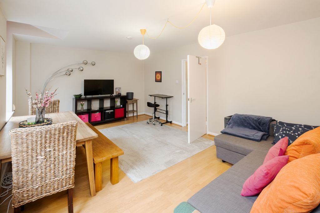Property photo 1 of 11 Upper Street