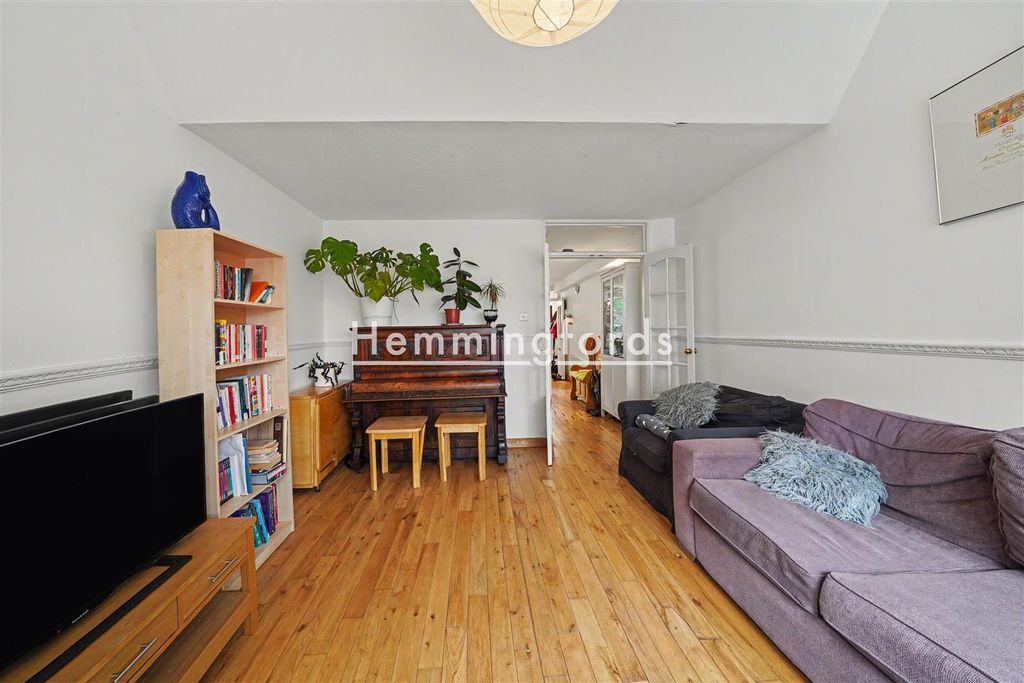 Property photo 3 of 13 Armour Close N7-8.Jpg