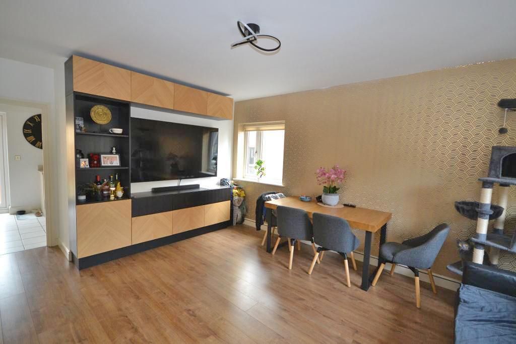 Property photo 2 of 18 Living Room