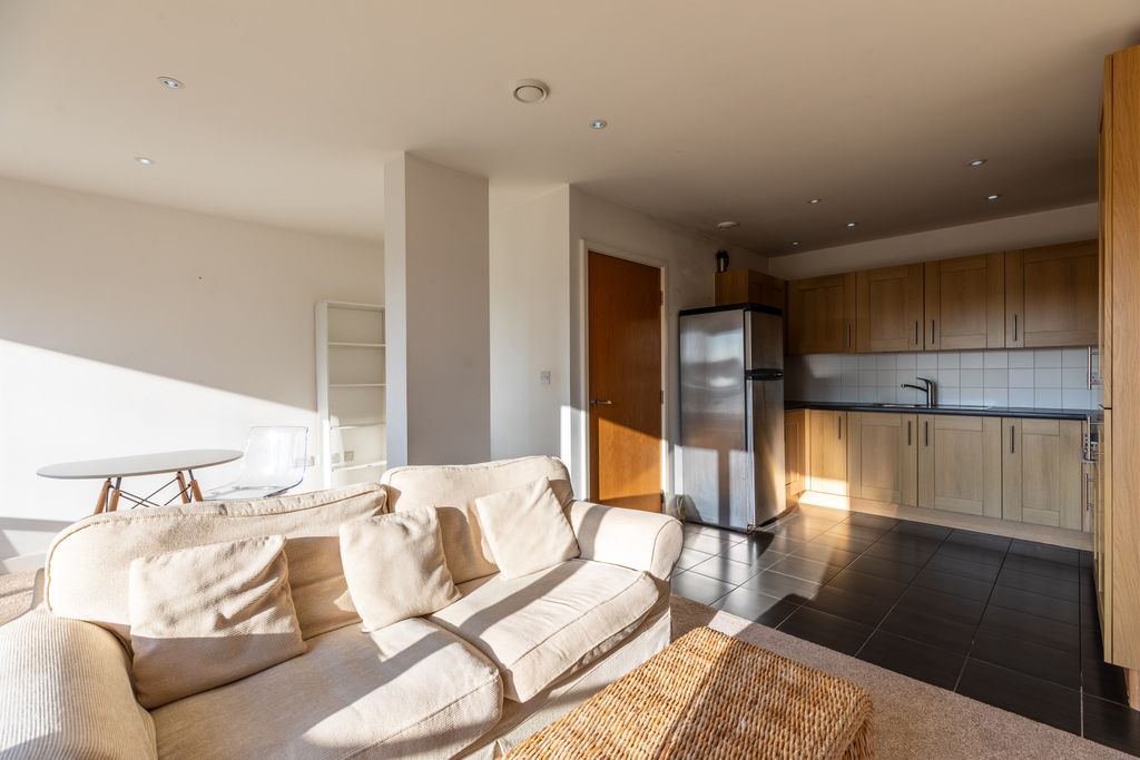 Property photo 3 of 31 Nw9 5Zr - High Res-17-Min.Jpg