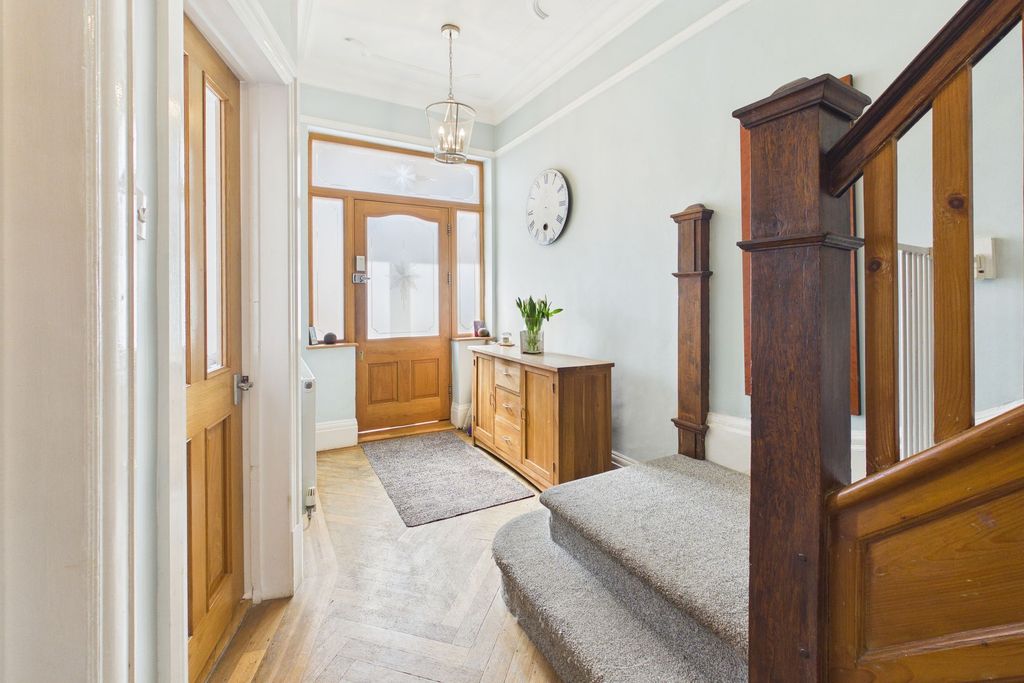 Property photo 3 of 32