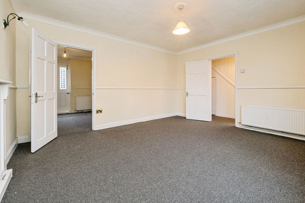 Property photo 3 of 15 Lounge