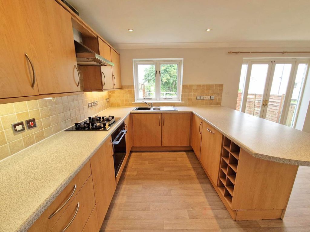 Property photo 3 of 10 Kitchen