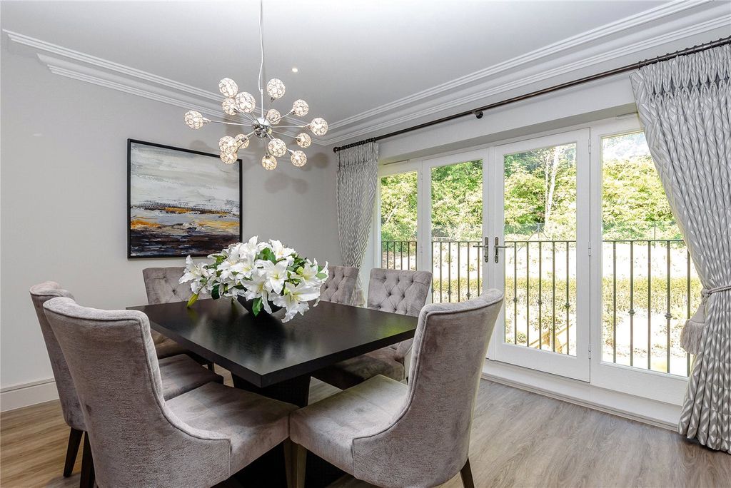 Property photo 3 of 10 Dining Area