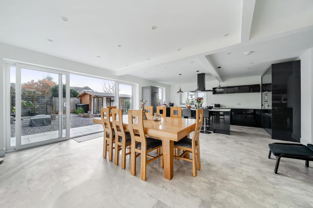 Property photo 3 of 19 Kitchen