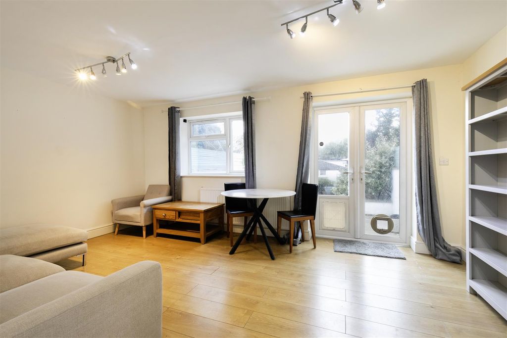 Property photo 1 of 25 34 Hale Grove Gardens -1.Jpg