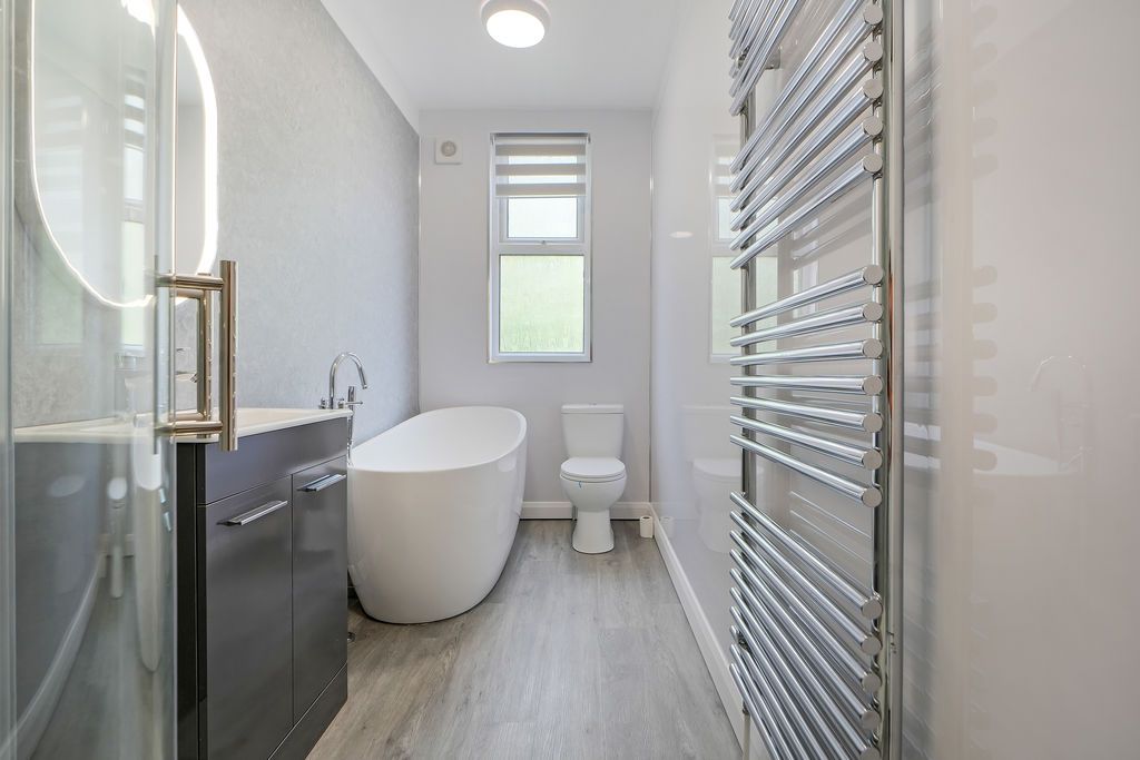 Property photo 1 of 25 Bathroom