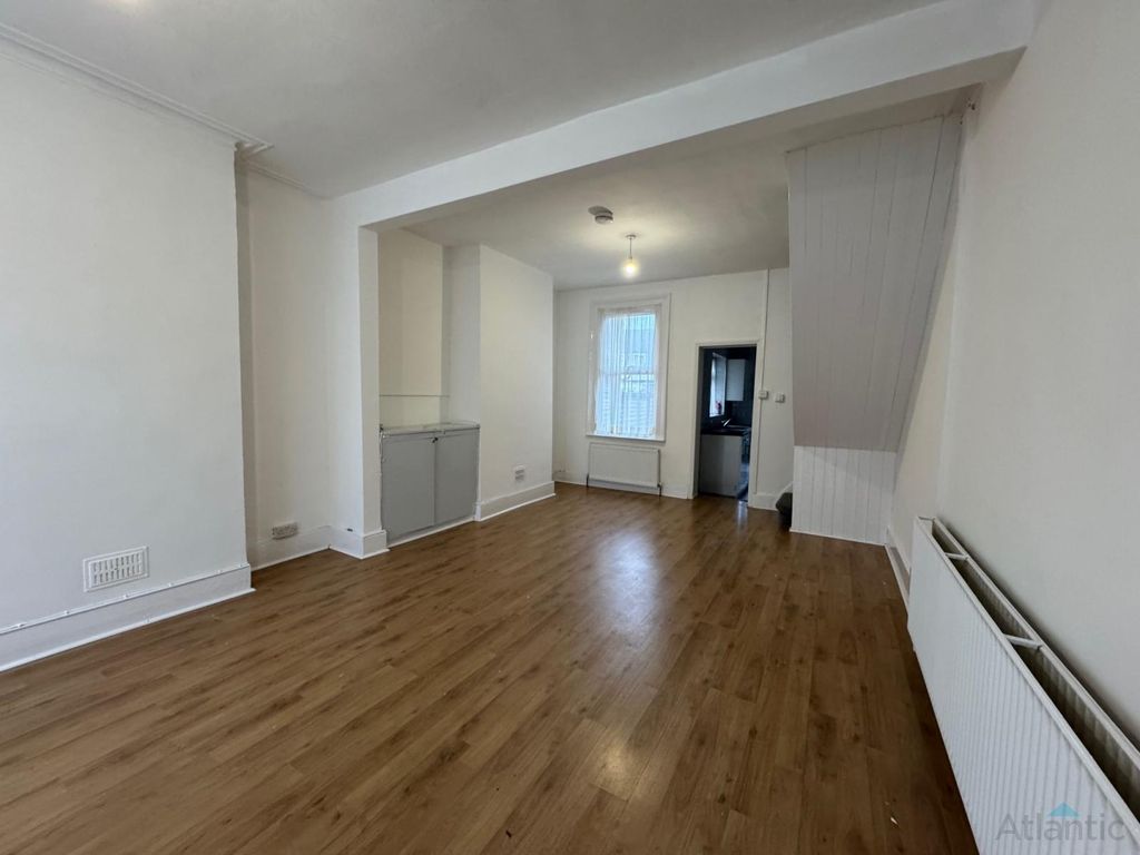 Property photo 2 of 8 Gallery