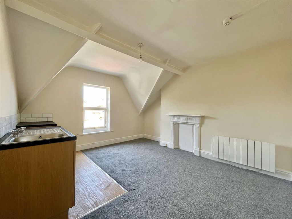 Property photo 3 of 11 Kitchen &amp; Lounge