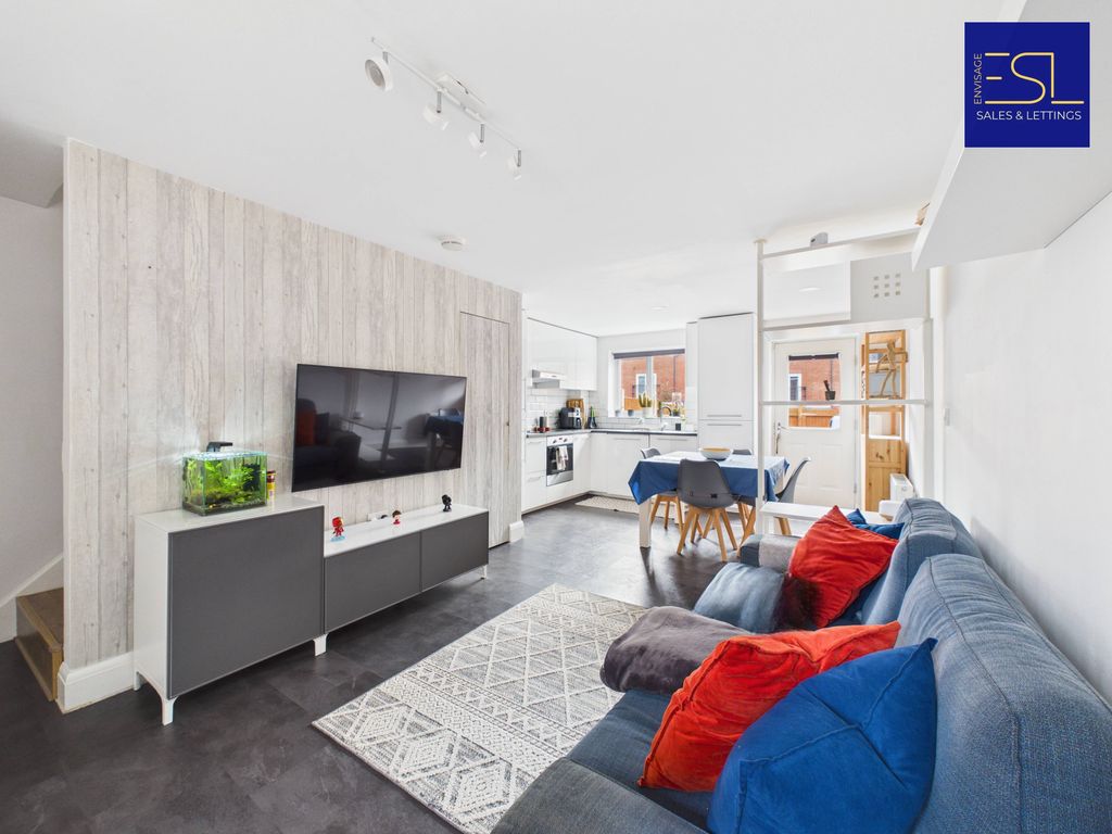 Property photo 2 of 13 Cam02349G0-Pr0146-Still001 (1)