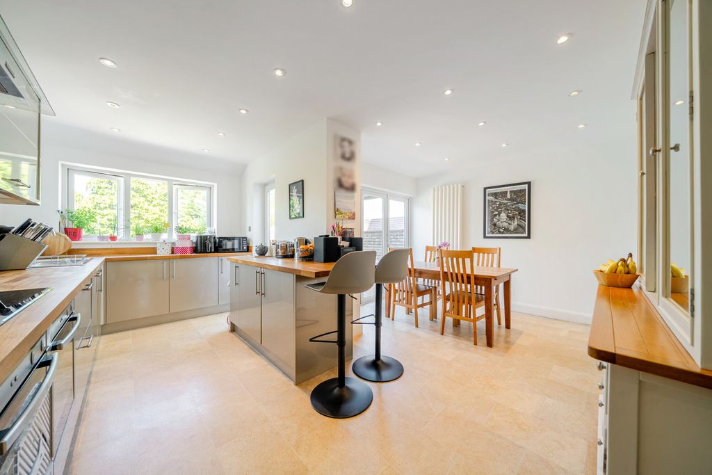 Property photo 3 of 19 1466933-13-6A174d...