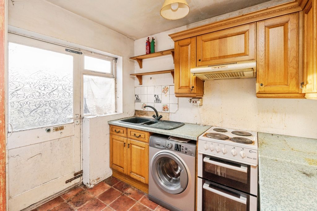 Property photo 3 of 12 Kitchen