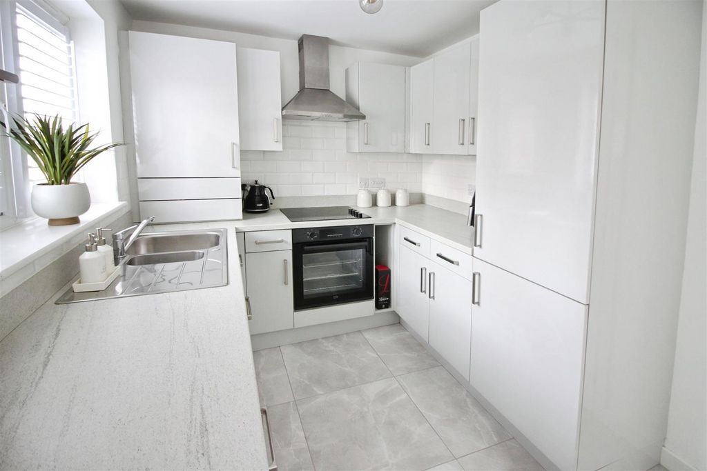 Property photo 3 of 20 Dining Kitchen