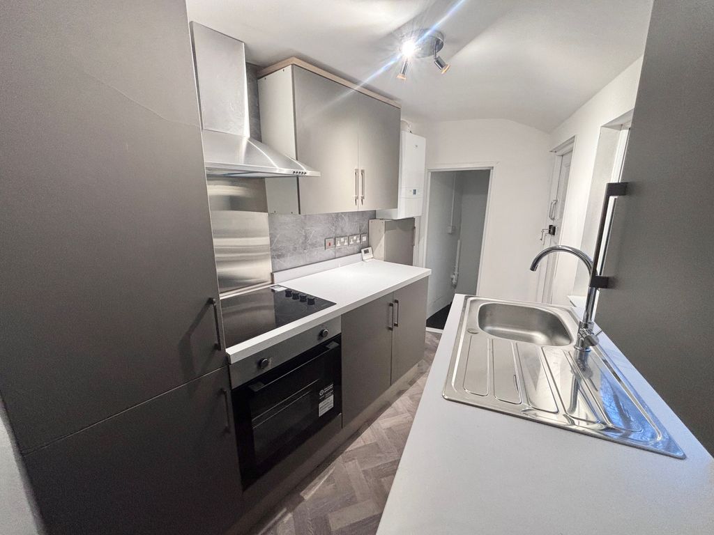 Property photo 3 of 10 Kitchen