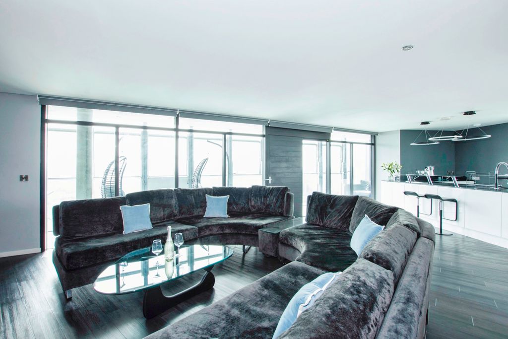 Property photo 3 of 18 Photography