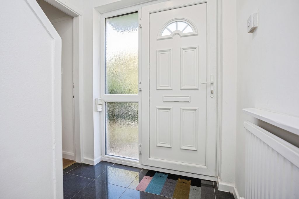 Property photo 2 of 18 Entrance Hallway