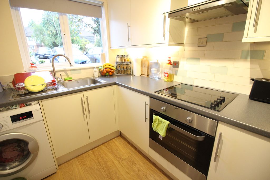 Property photo 3 of 9 42 Melrose Place (5)