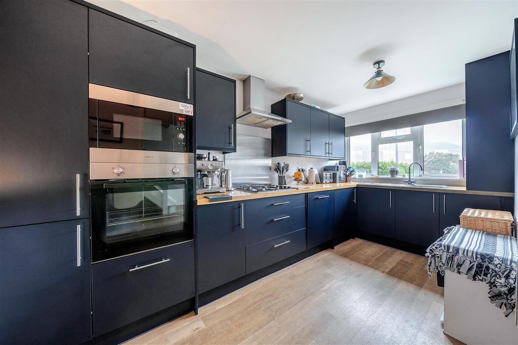 Property photo 2 of 12 Kitchen