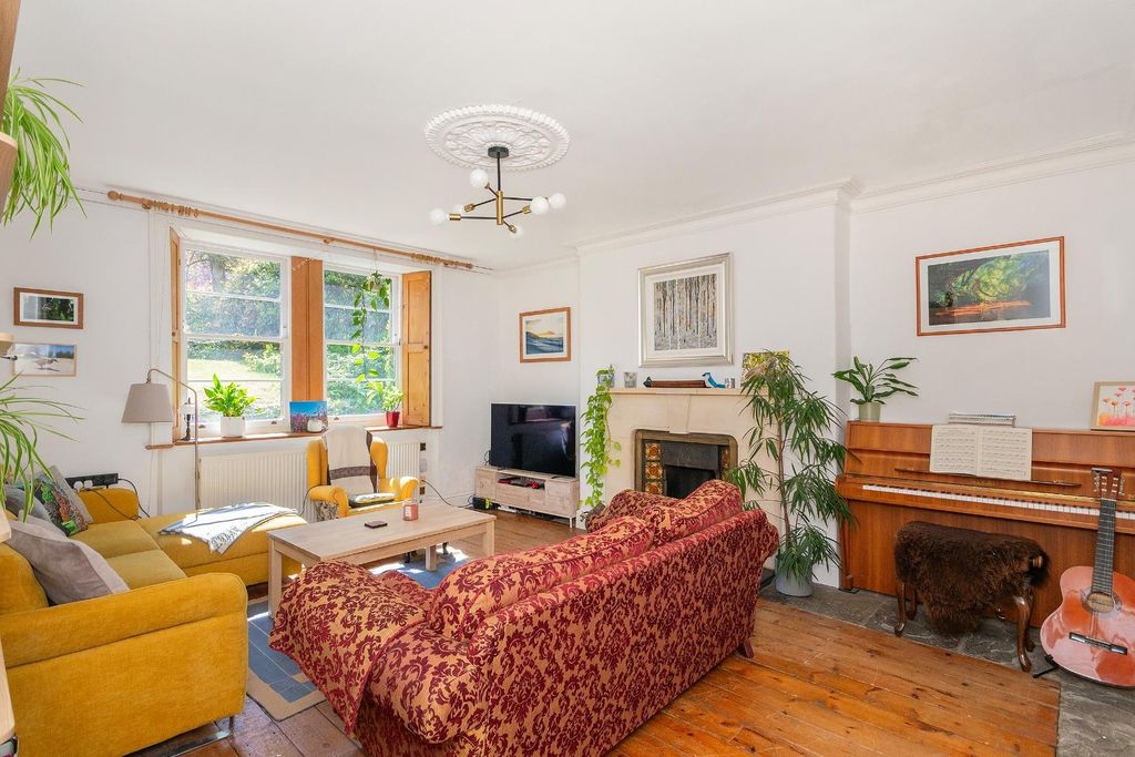 Property photo 3 of 28 B2F7Arcn - Living Room G.Jpg