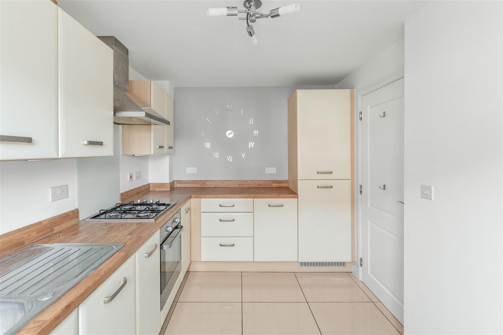 Property photo 2 of 13 25 Wren Crescent-7.Jpg