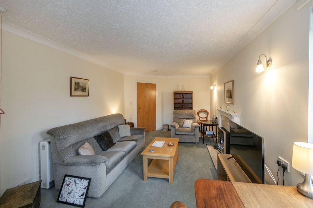 Property photo 3 of 12 Lounge