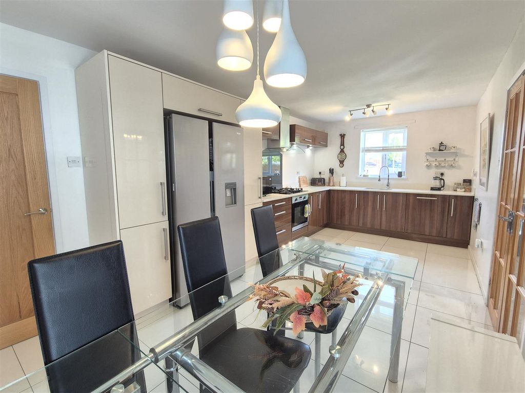 Property photo 2 of 28 Dining Kitchen
